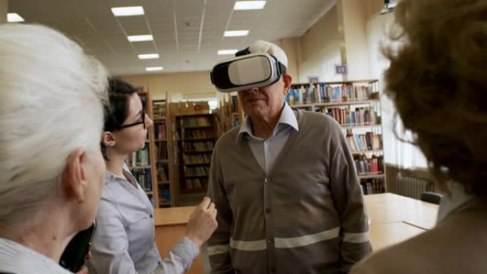 使用VR护目镜的退休男子