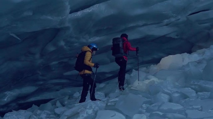 探索冰洞的夫妇探索洞的夫妇冰山雪山攀登