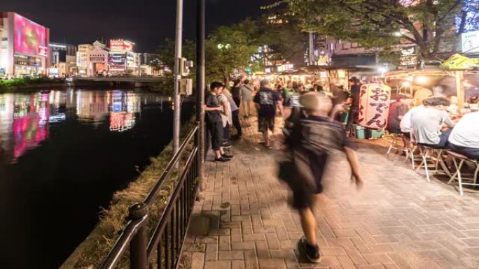 延时: 日本小吃摊Yatai Naka River Hakata fuoka的游客人群