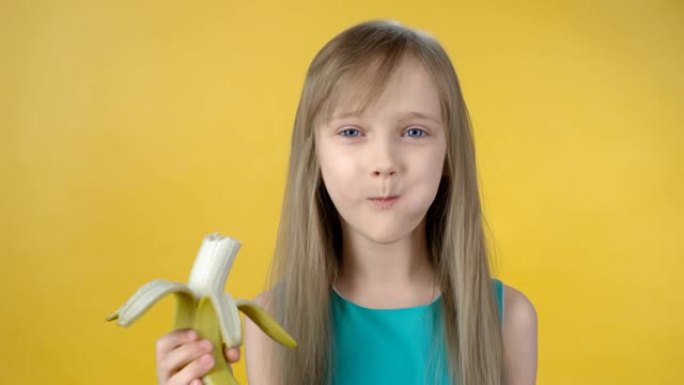 可爱的小女孩吃香蕉