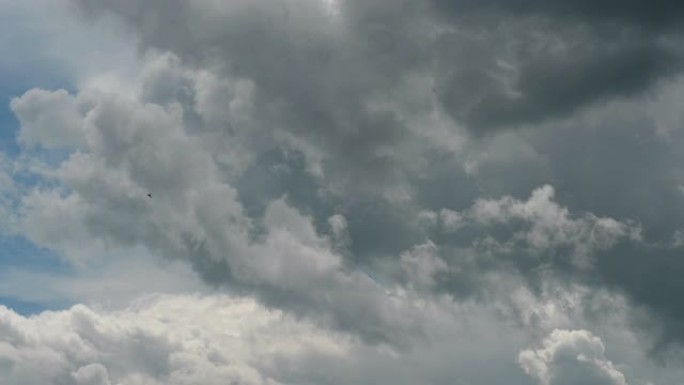 下雨前。蓝天和时间流逝的云。