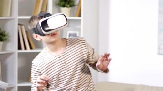 正在体验VR眼镜的男生