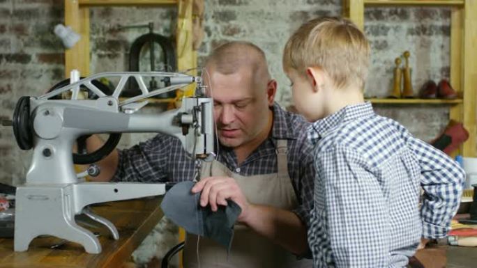 工匠教小儿子如何缝制皮革