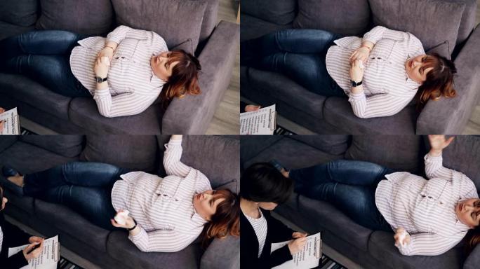 肥胖患者的年轻女子与躺在沙发上的精神分析学家交谈