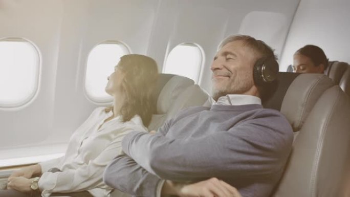 商人在乘飞机旅行时听音乐