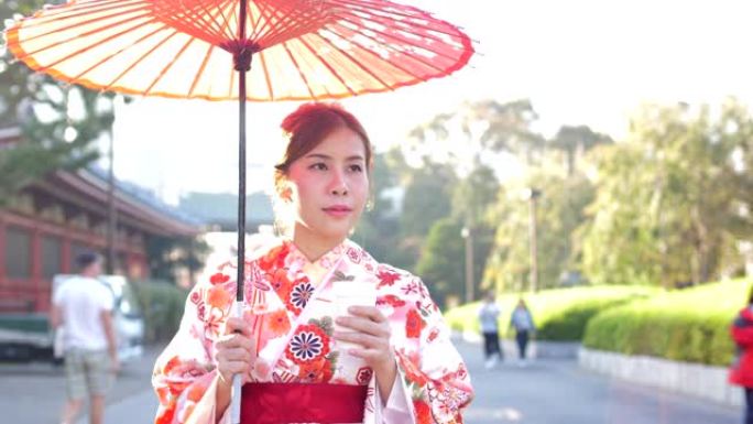 穿着和服走路的日本女人
