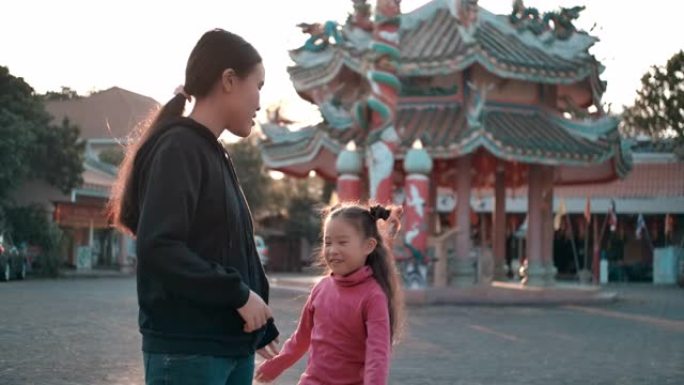 中国主题慢动作中快乐微笑的两个儿童女孩的肖像