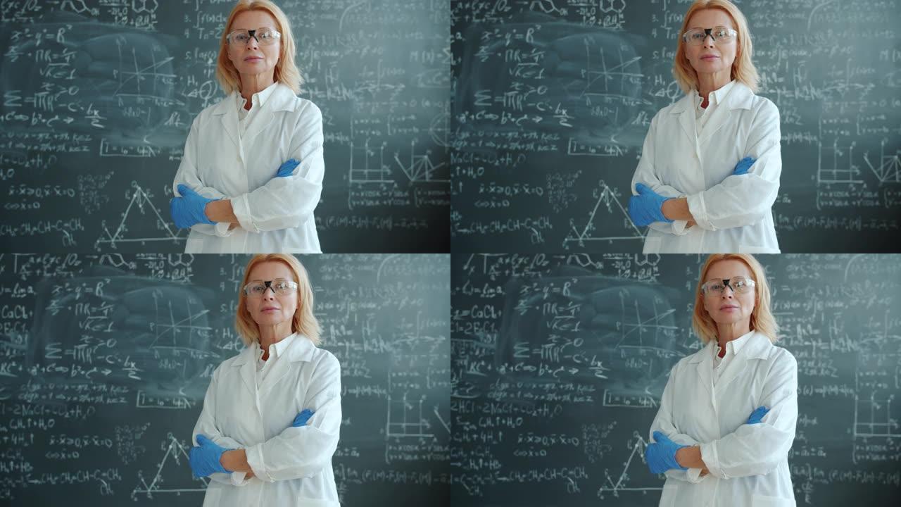 穿着统一白色礼服的美女肖像，橡胶手套和眼镜站在黑板旁，双臂交叉着科学公式。