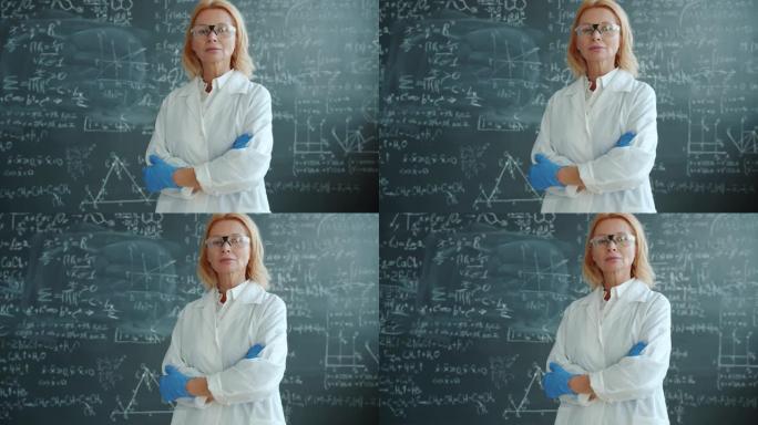 穿着统一白色礼服的美女肖像，橡胶手套和眼镜站在黑板旁，双臂交叉着科学公式。
