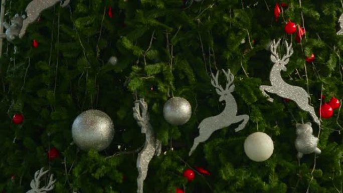 圣诞树上的装饰。鹿，球