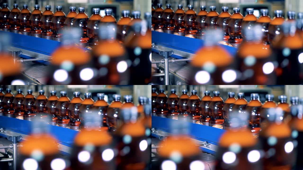 塑料瓶在工厂生产线上，特写。