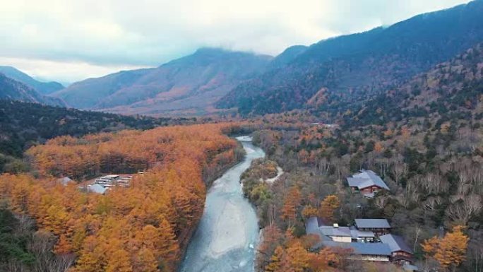 与多莉一起在日本长野市Kamikochi进行空中飞行。