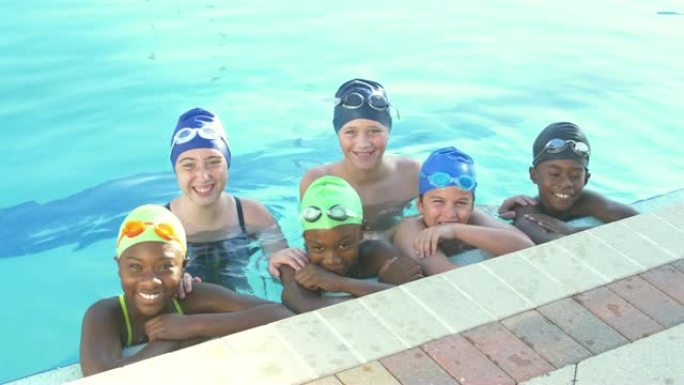 游泳池游泳队中的孩子们，对着镜头微笑