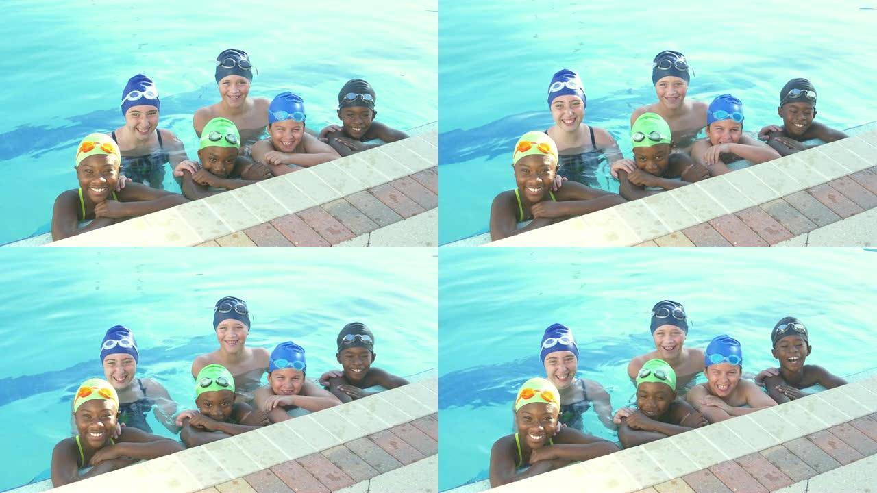 游泳池游泳队中的孩子们，对着镜头微笑