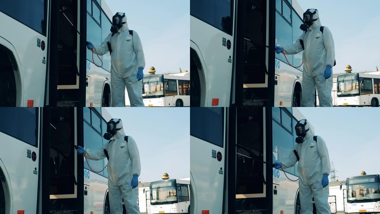 防溅服的消毒器正在消毒公共汽车出口。冠状病毒大流行概念，消毒过程。