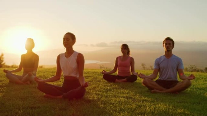 幸福是夕阳冥想一群人在山顶练瑜伽瑜伽练习