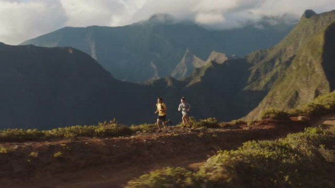 在山中冒险的越野跑者