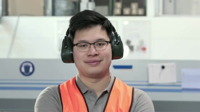 仓库工人戴着防护耳机