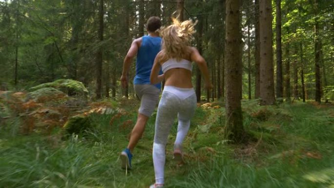 特写: 年轻夫妇一起在森林里慢跑。