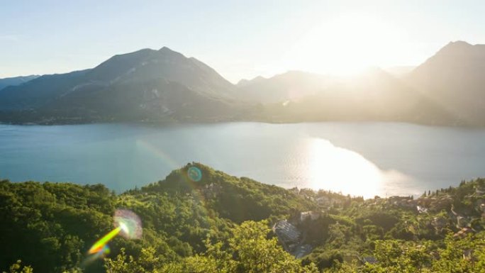 在美丽的晴天，以山脉为背景的湖泊全景