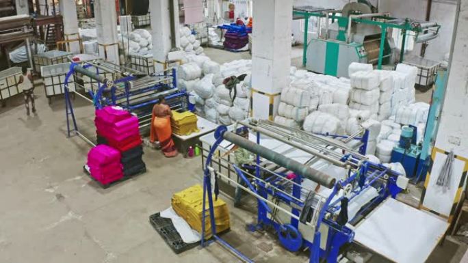 在纺织厂工作的印度人的航拍视频