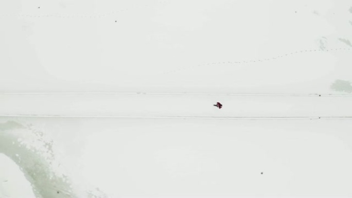一个女人在雪地里跑了出来