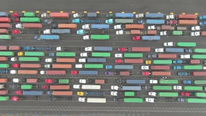 自上而下: 几辆卡车可以驶过繁忙港口的长队。