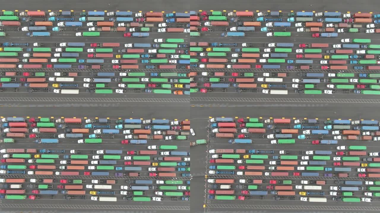 自上而下: 几辆卡车可以驶过繁忙港口的长队。