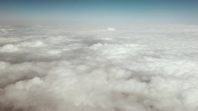 通过商用飞机的机舱窗户观察空中的云景