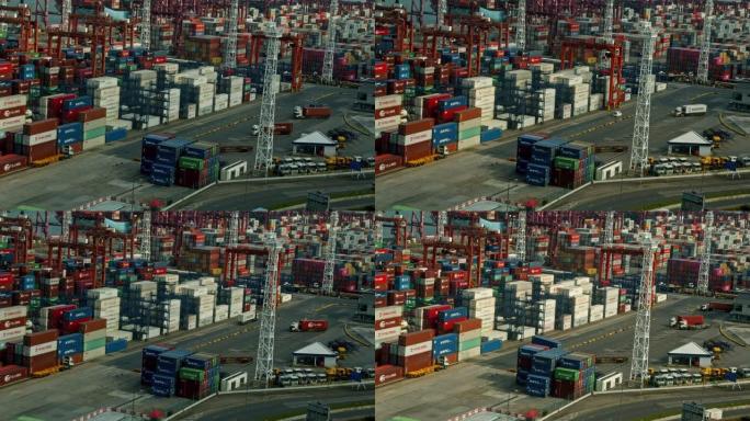 鸟瞰图4k带集装箱的运输工业港口的时间流逝。进出口货物国际业务。大型起重机在夜间将集装箱装卸到卡车上