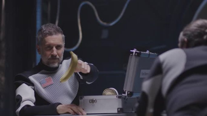 宇航员在零重力下推动香蕉