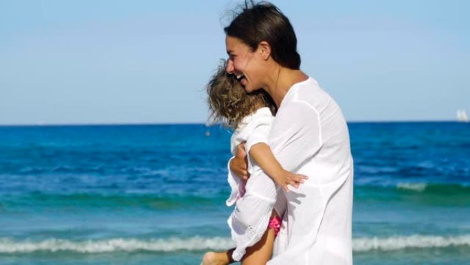 母女一家人快乐地在海上玩耍，穿着白衣服拥抱微笑，背景为海水蓝色。
