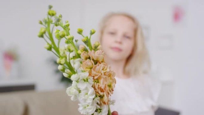 可爱的金发女孩带花