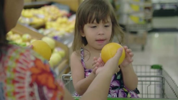 亚洲母女买蔬果摊母女买水果生鲜超市菜市场