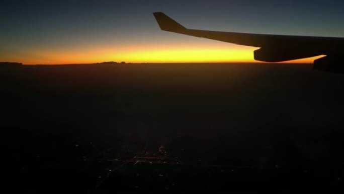 日落通过飞机窗口舷窗