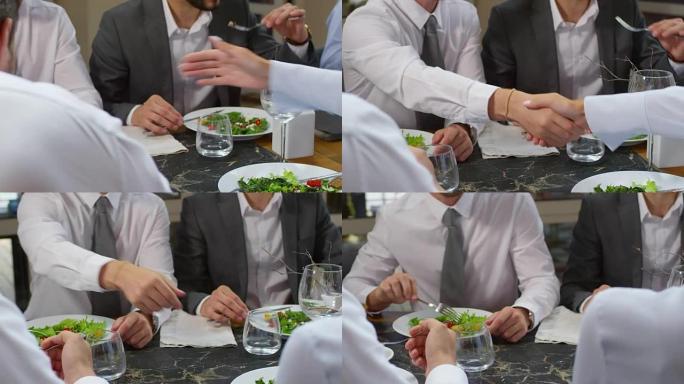 男人和女人在午餐时握手