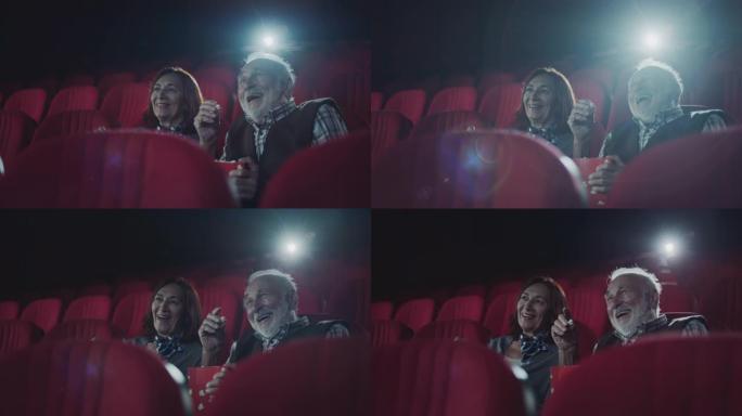 电影院里微笑的高级夫妇