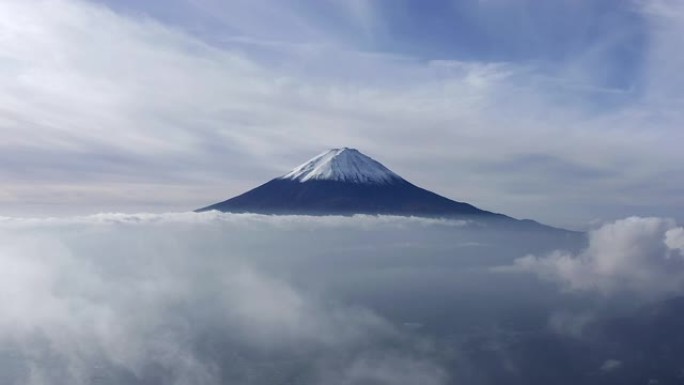 富士山的鸟瞰图早晨有很多云。