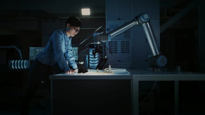日本开发工程师正在通过使用未来派机械臂下棋来测试人工智能界面。他们在一个高科技的现代研究实验室里，光
