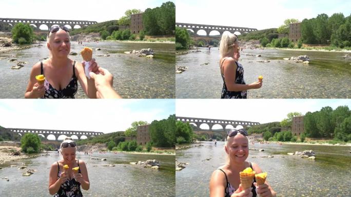 POV夫妇在加尔德桥 (Pont du Gard) 移交冰淇淋