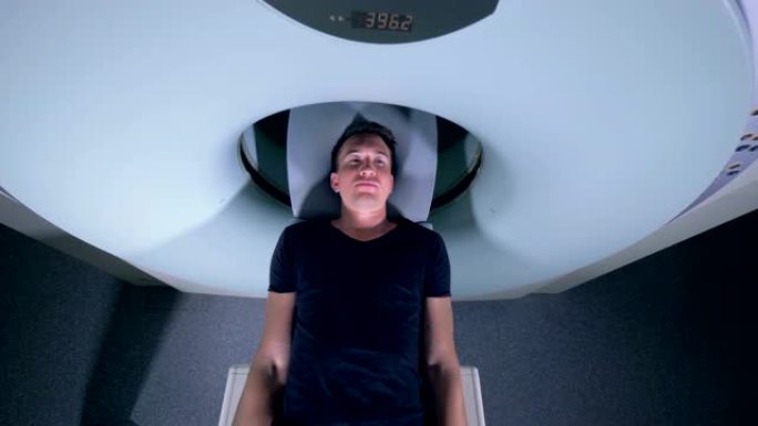 一个说谎的人进入MRI机器的俯视图