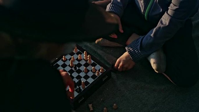 母子俩在一个湖码头下棋