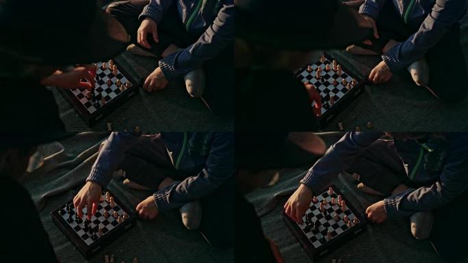 母子俩在一个湖码头下棋