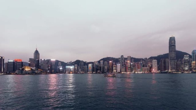 白天到晚上，香港的T/L ZO城市景观和黄昏的垃圾船