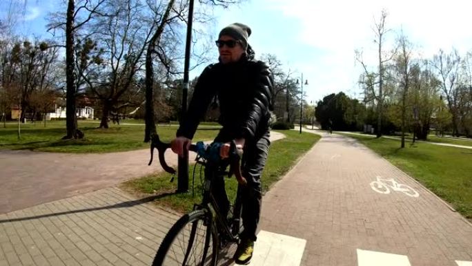 在公园骑自行车中央公园骑行背包旅游