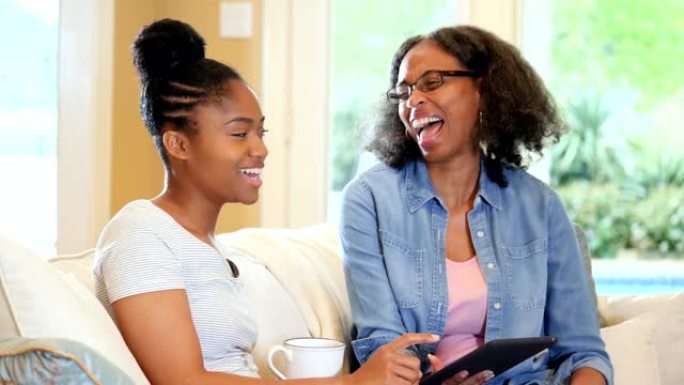 非裔美国妈妈和她的成年女儿享受一次愉快的访问