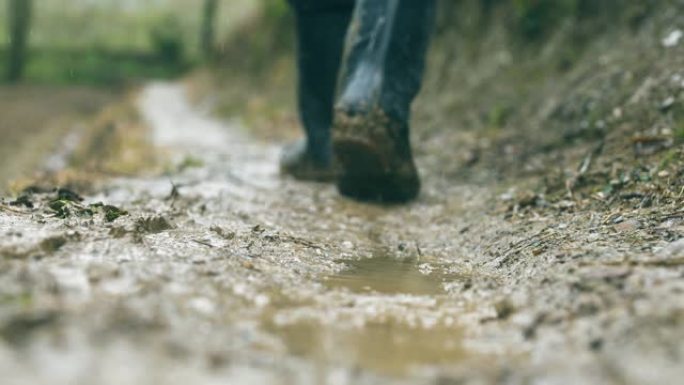 走在土路上山路山路泥泞雨天行走