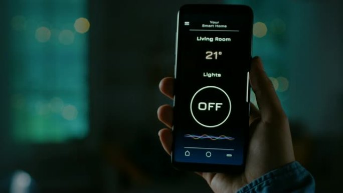 带有主动智能家居应用程序的智能手机的特写镜头。有人发出语音命令，房间里的灯亮了。这是公寓里舒适的夜晚