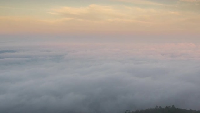 日出和多云的移动雾时间流逝在美丽的天空的山上自然，向上倾斜运动