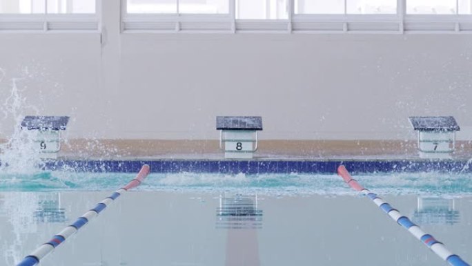 游泳者潜入游泳池游泳者潜入游泳池跳水比赛